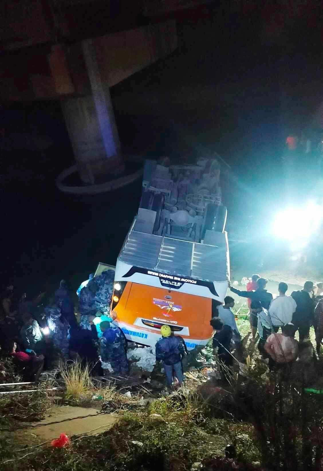 भालुवाङमा नाइट बस राप्ती नदीमा खस्यो, कम्तिमा ६ जनाको मृत्यु