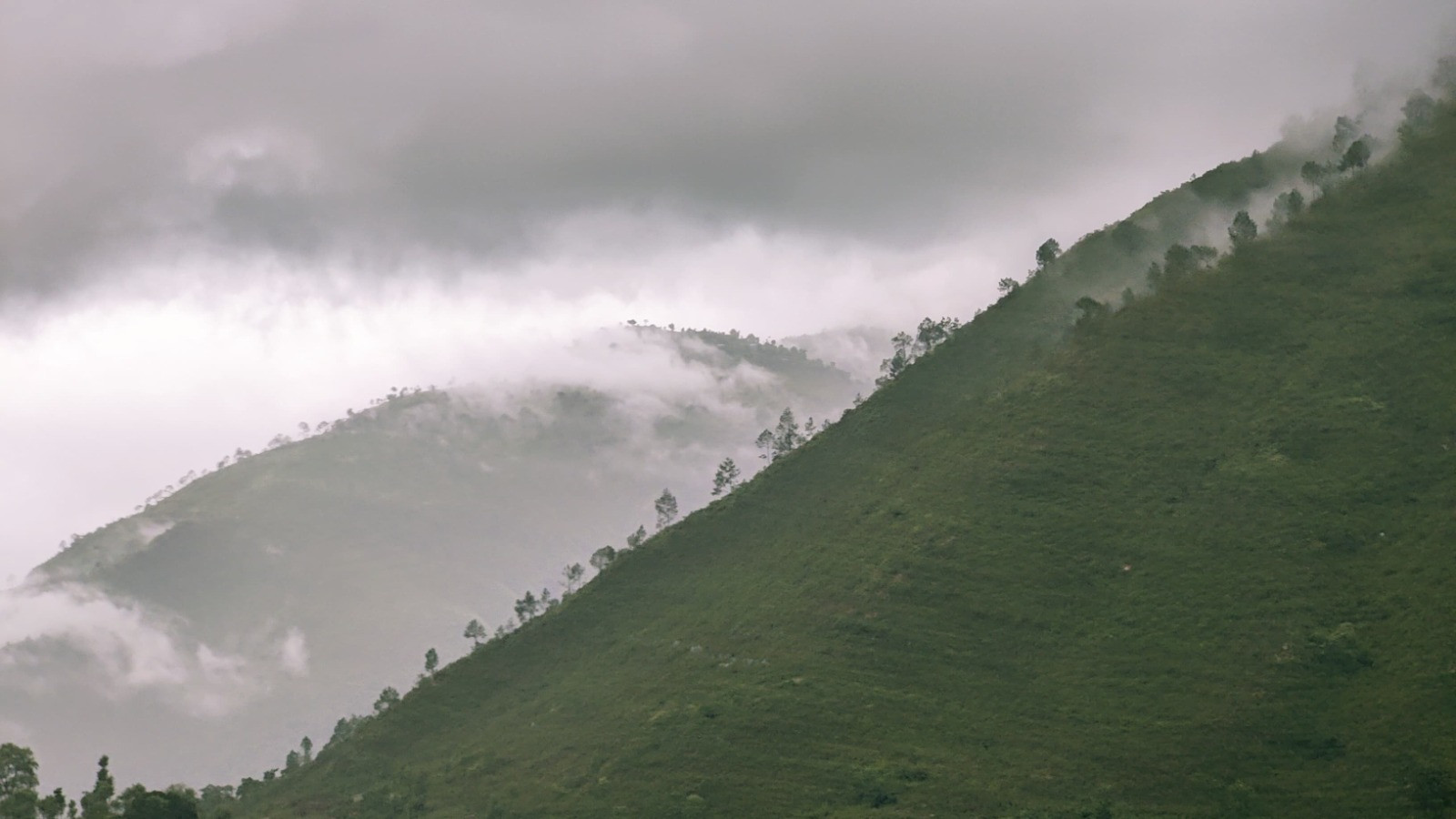 आज हिमाली तथा पहाडी थोरै ठाउँमा मध्यम वर्षा र हिमपातको सम्भावना