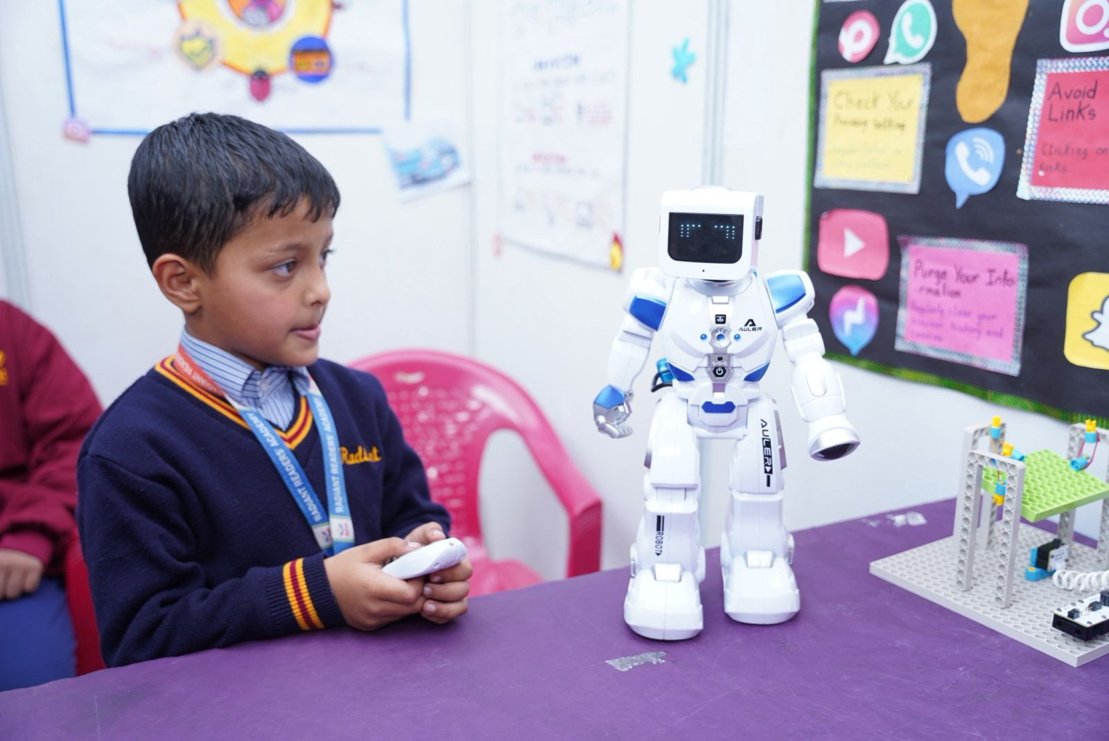 दोस्रो रेडियन्ट शैक्षिक मेला सुरू,आफ्ना सीप र सिर्जनात्मक क्षमता प्रदर्शन गर्दै विद्यार्थी