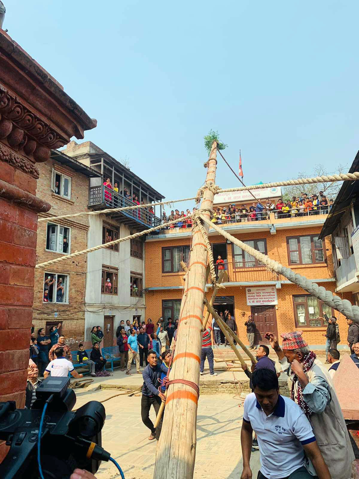 बिस्का जात्राका लागि लिङ्गो ठडाउँदै स्थानीय
