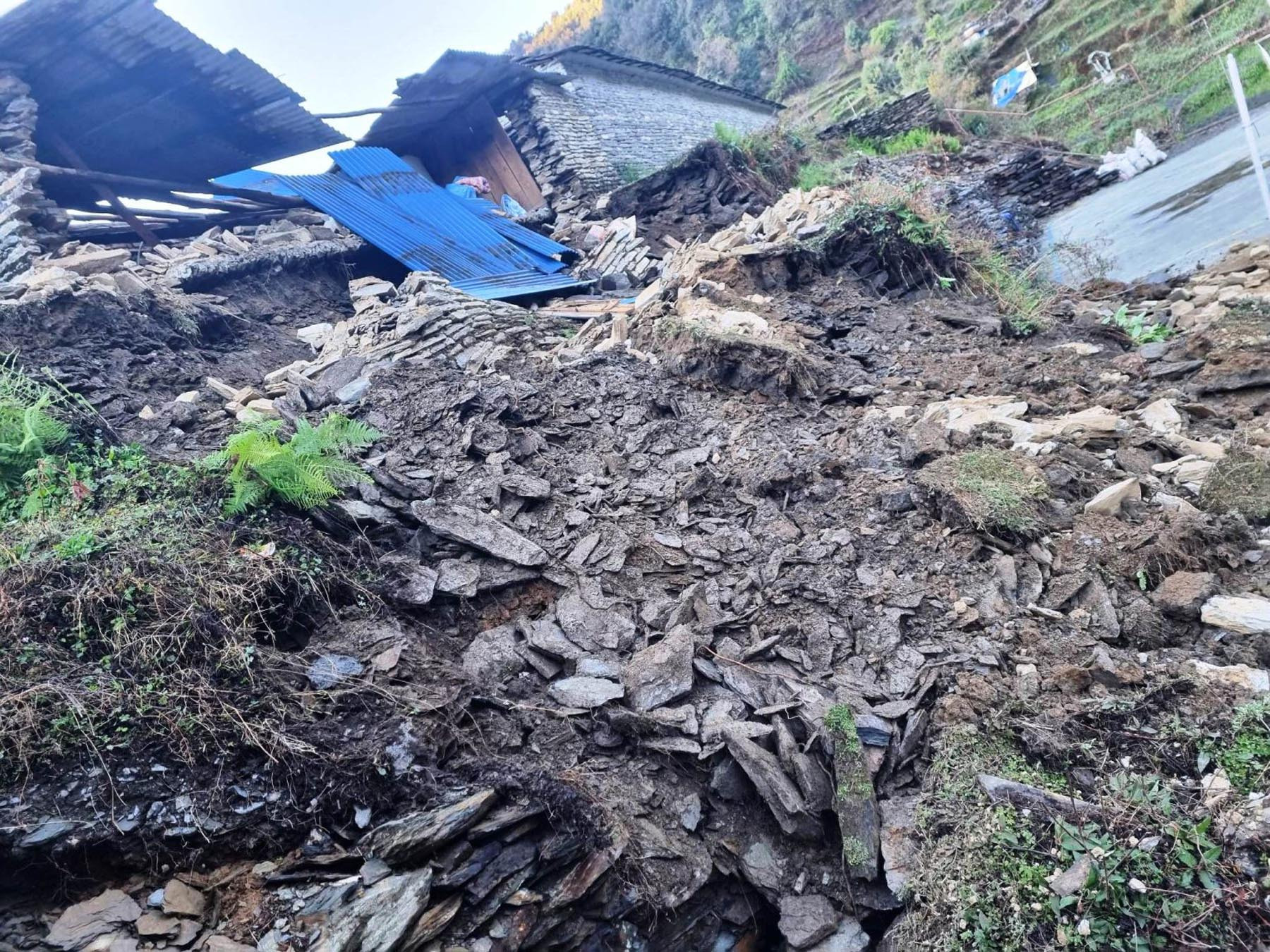 चट्याङ लागेर तीर्थयात्री निवास क्षति