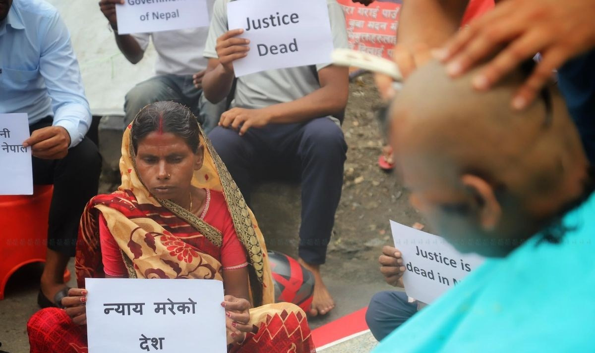 माइतीघरमा आरती साहको न्याय माग्दै धर्ना बसेका परिवारले मुण्डन गरे कपाल