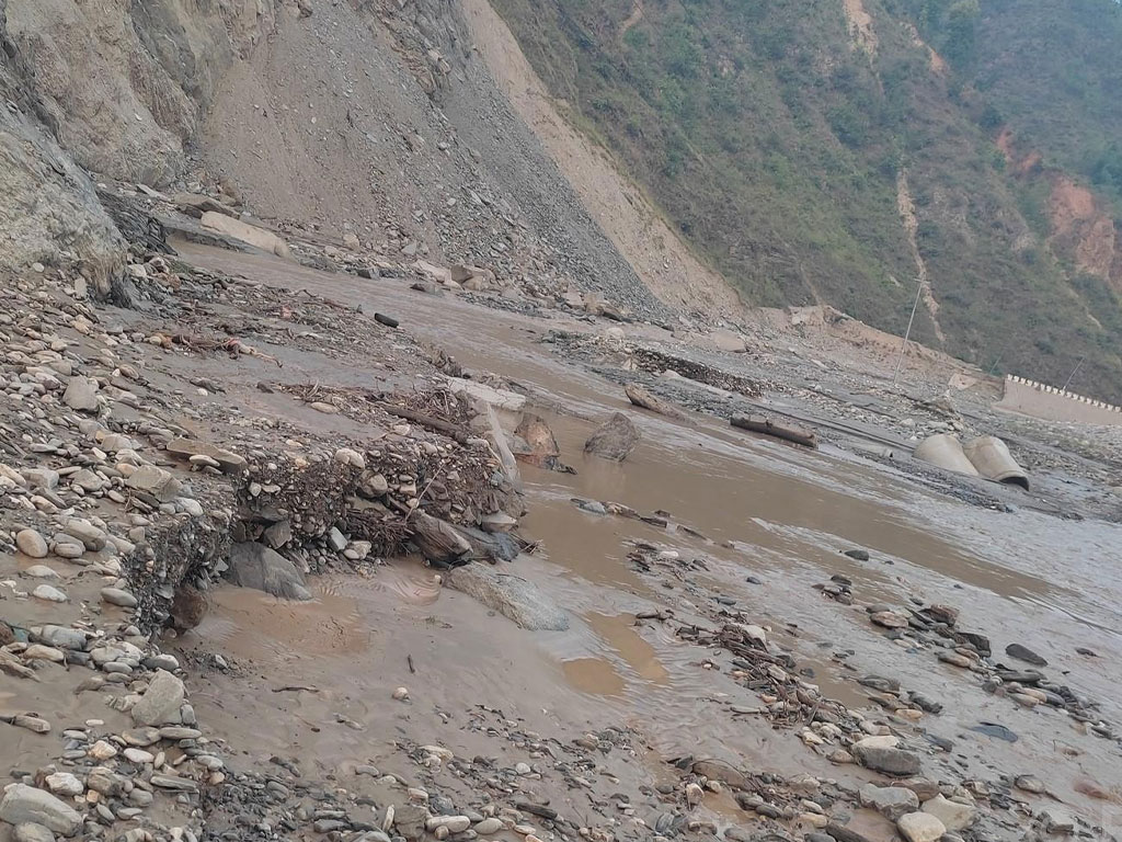 बाढी-पहिरोको कारण अझै कुन-कुन राजमार्ग अवरुद्ध छन् ?