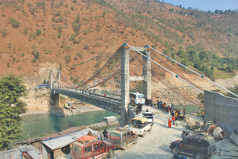 दूधकोशीमा आएको बाढीले बेलिब्रिजमा क्षति, आवतजावत ठप्प