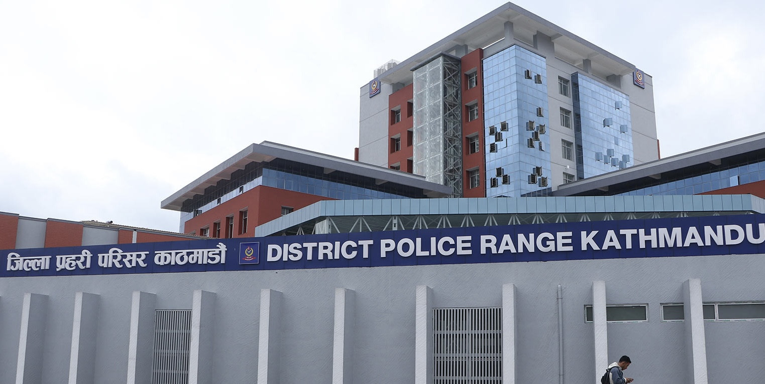 ओली र लेखकलाई जिल्ला प्रहरी परिसर काठमाडौंमा राखिने