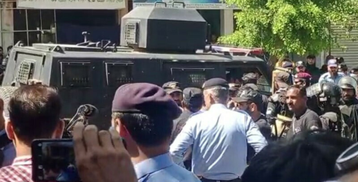 पाकिस्तानका पूर्वप्रधानमन्त्री खान पक्राउ