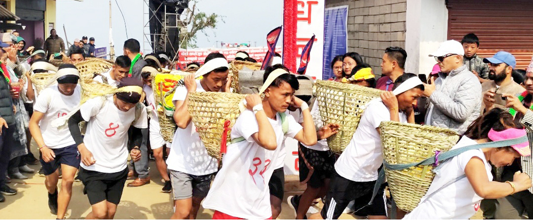 डोको क्यारी रन प्रतियोगितामा सहभागी दौडिदै