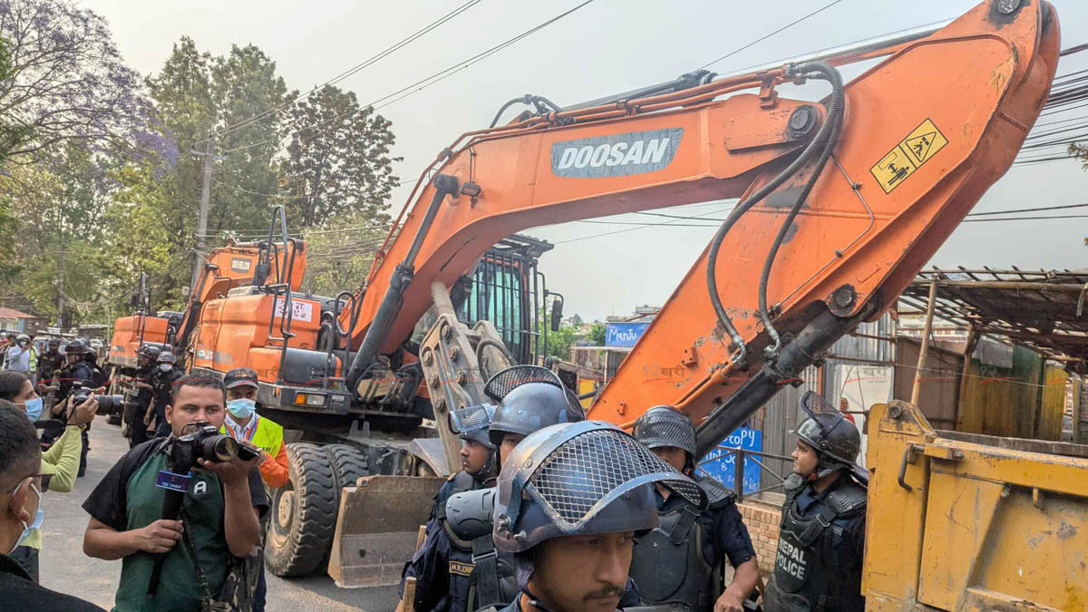 थापाथलीस्थित सुकुम्वासी वस्तीमा डोजर चलाउन सुरु