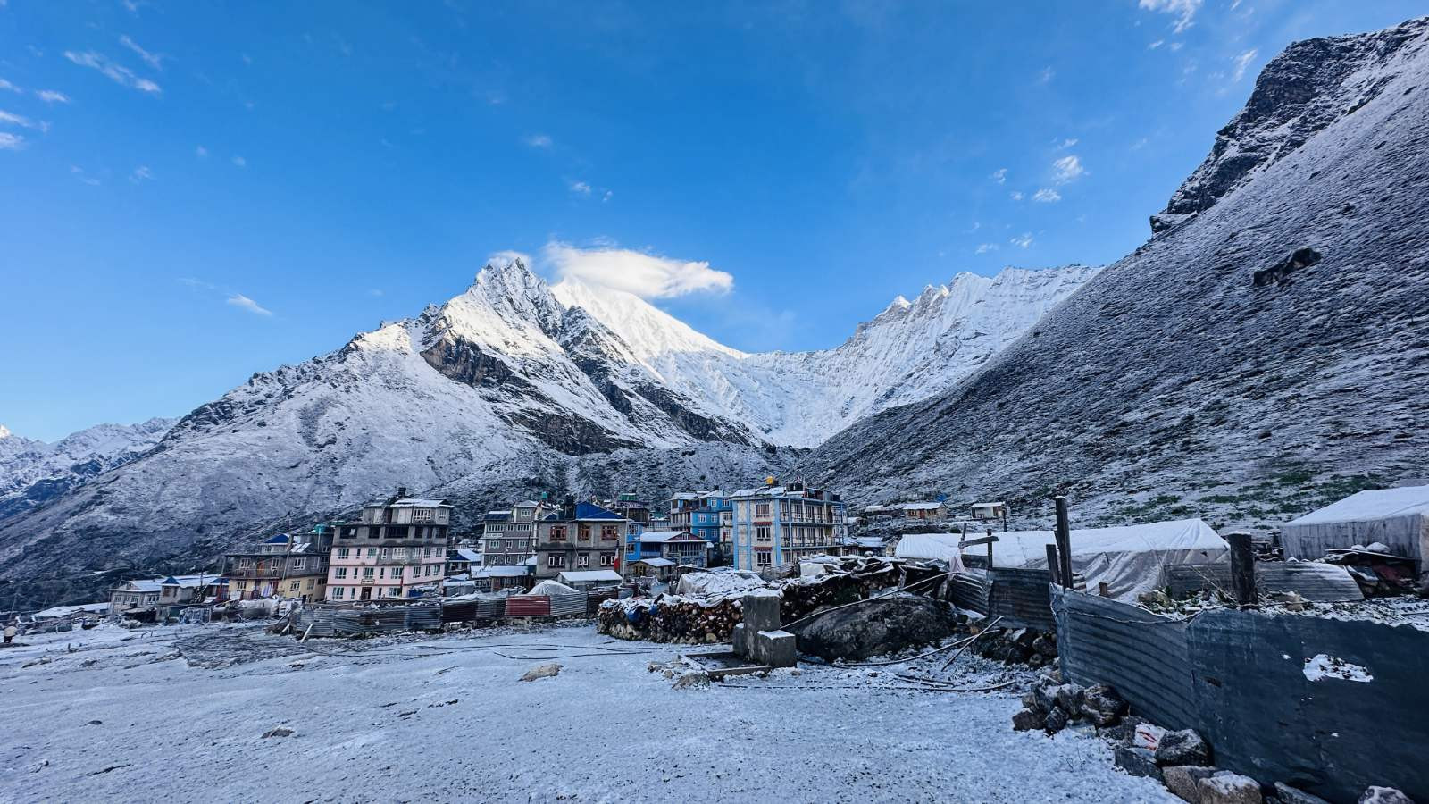 क्याङजिङ गोम्पाबाट शुक्रबार बिहानको शान्त हिमाली दृश्य