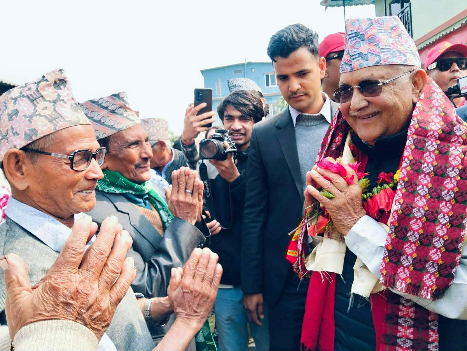 ओलीको घरदैलो अभियान तीव्र-आफूले गरेका काम मतदातालाई सम्झाउँदै