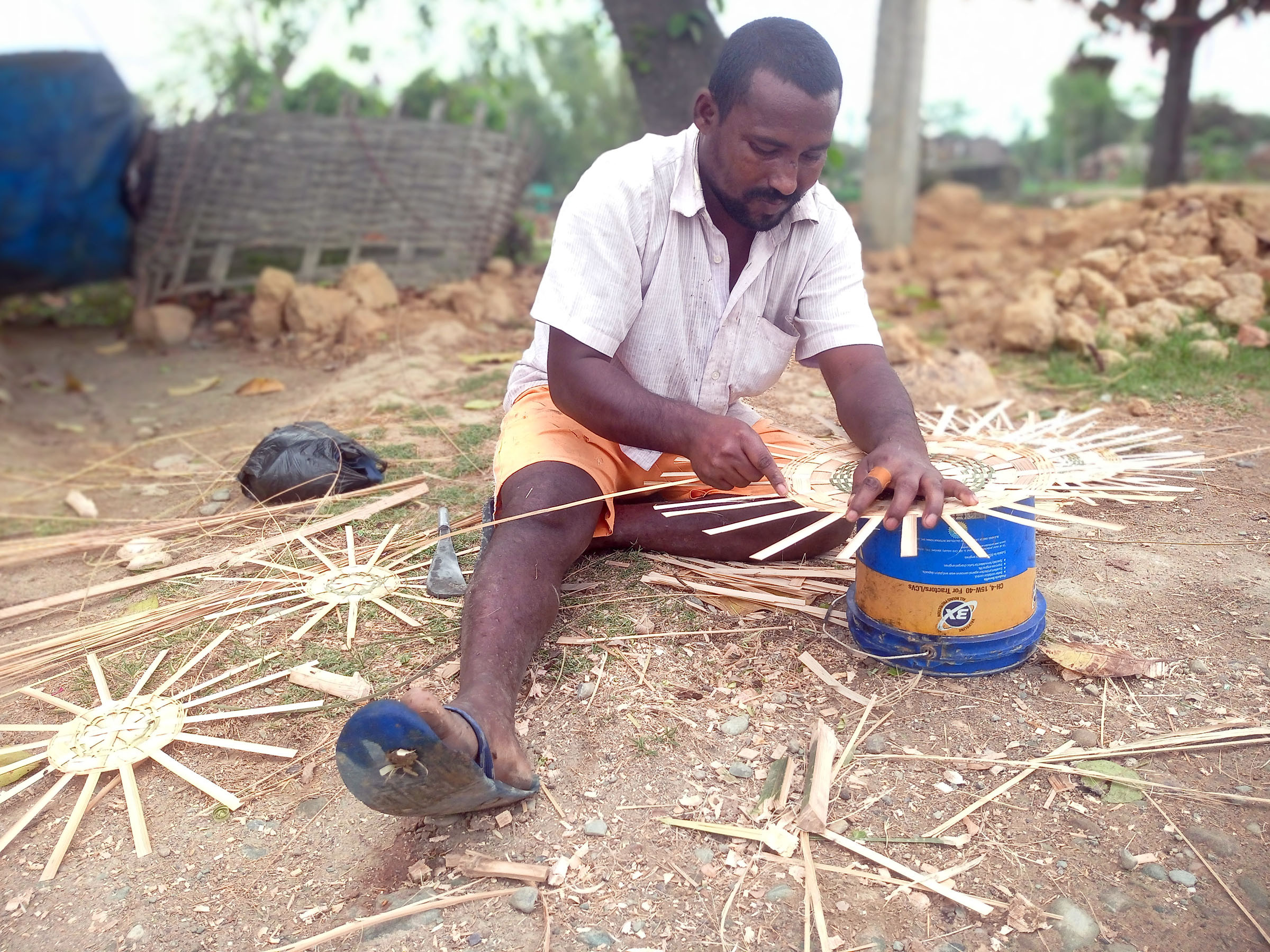 बाँसको चोयाबाट ढकी निर्माण