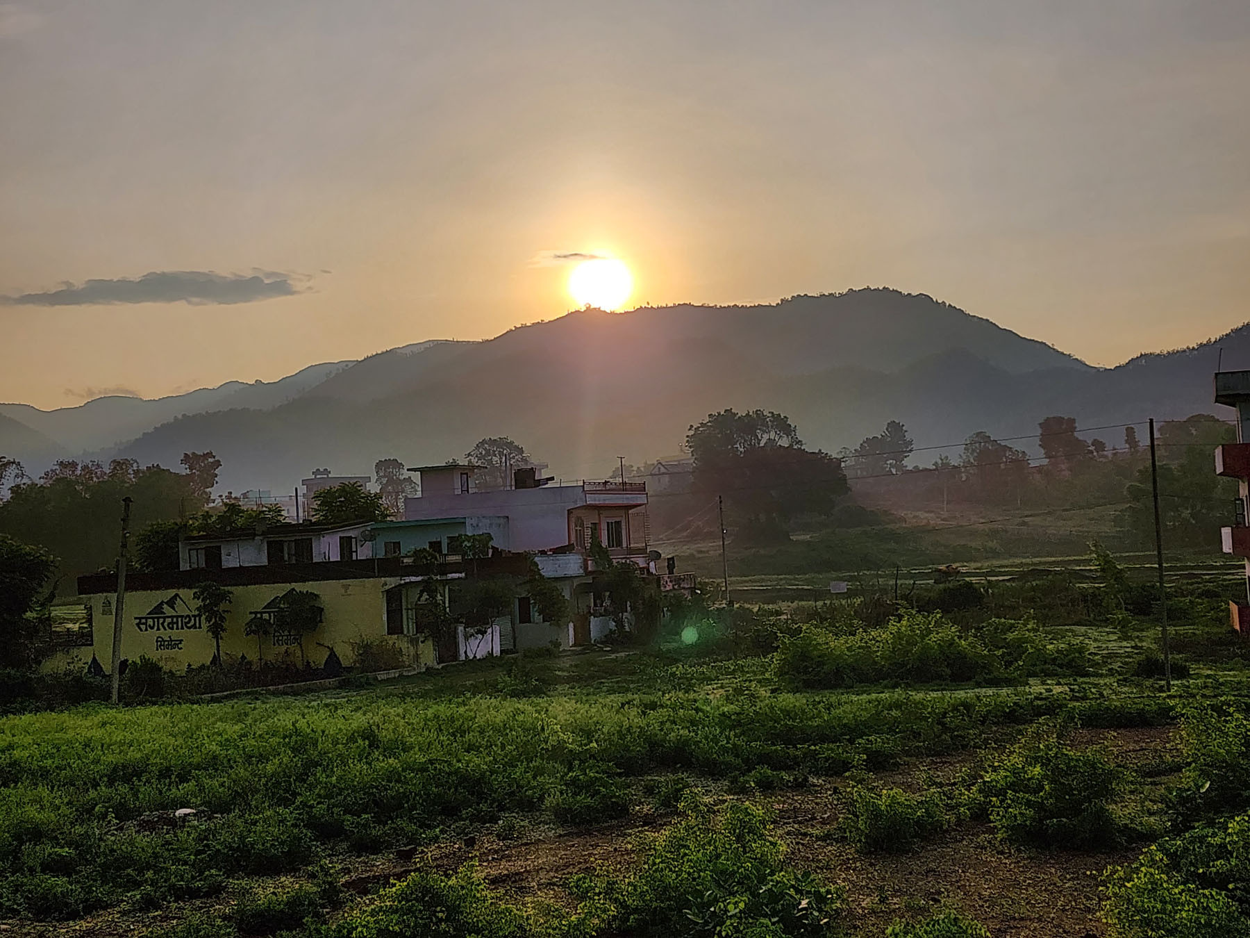 ट्राफिक चोकबाट बिहीबार देखिएको सूर्योदय