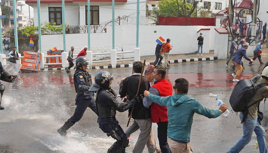 राप्रपाको प्रदर्शनमा झडप हुँदा १४ घाइते, २ जना प्रहरी नियन्त्रणमा
