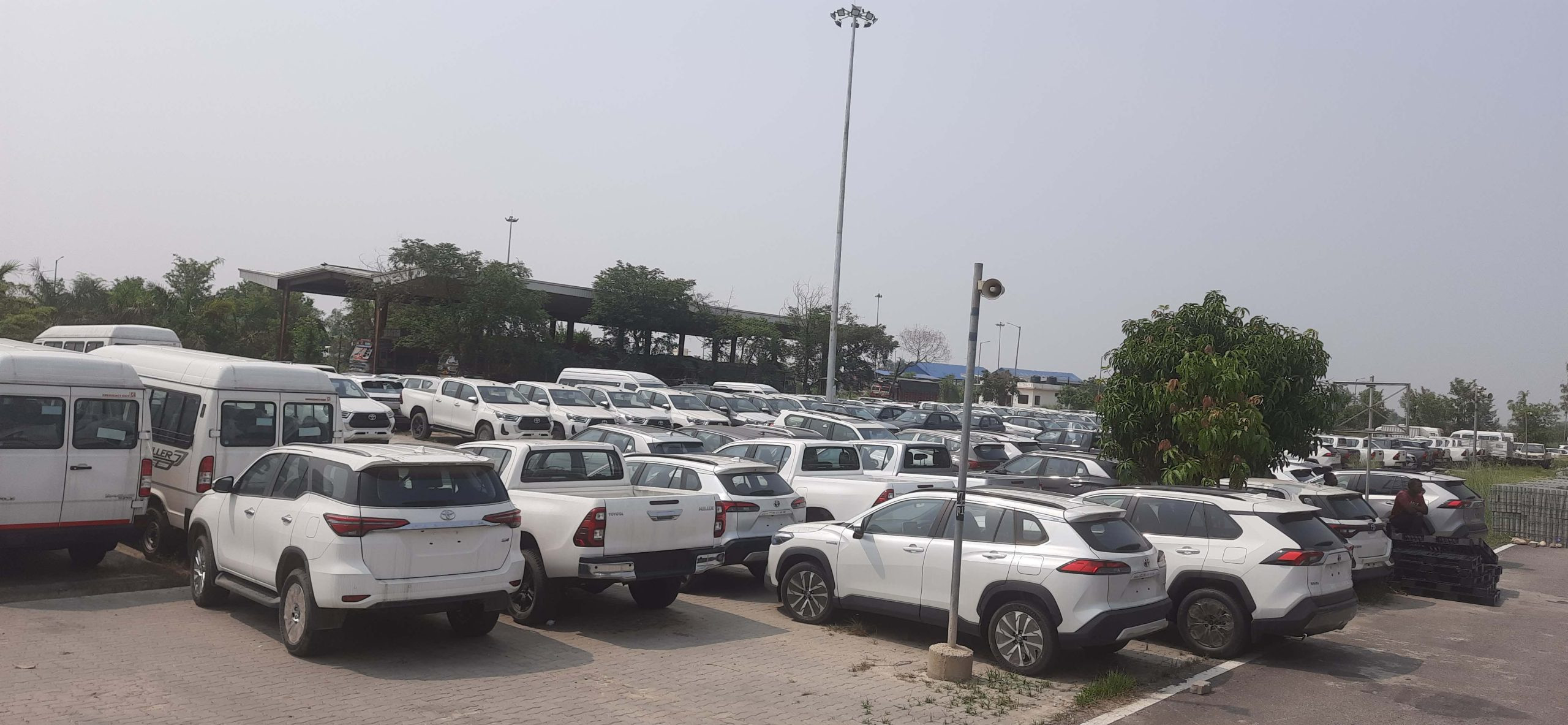 वीरगञ्ज भन्सारबाट १० महिनामा चार पाङ्गे सवारीसाधनको आयात ह्वातै घट्यो