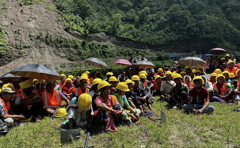 भूकम्प प्रभावित आठविसकोट क्षेत्रको सडक स्तरोन्नति शुरू, विपन्न नागरिकलाई काममा लगाएर पैसा दिइने
