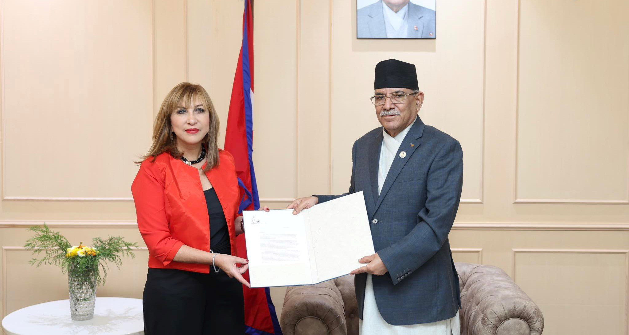 संयुक्त राष्ट्र संघका आवासीय संयोजक हानाले बुझाइन् ओहोदाको प्रमाणपत्र