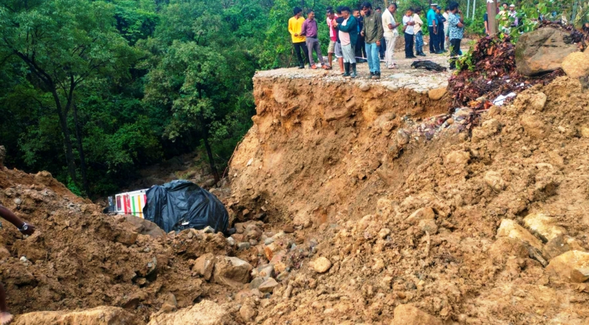 बाढीले नारायणगढ-बुटवल सडकखण्ड अवरुद्ध : एउटा पिकअप भ्यान बगायो