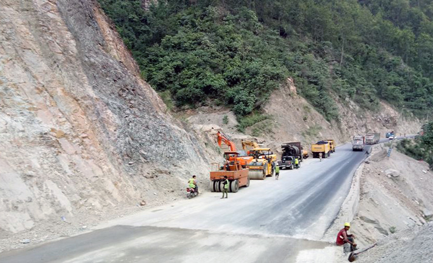 मुग्लिन–आँबुखैरेनी सडक झन्डै ७ घण्टापछि खुल्यो