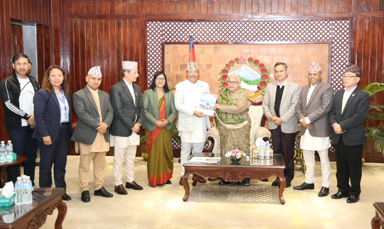 निर्वाचन आयोगले बुझायो प्रधानमन्त्री कार्कीसमक्ष निर्वाचनको मत परिणामसहितको प्रतिवेदन