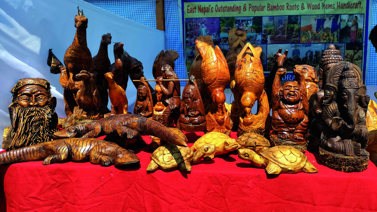 औद्योगिक मेलामा राखिएका सामग्री