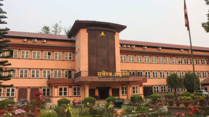 अयोग्य लडाकुलाई दुई लाख दिने निर्णय कार्यान्वयन नगर्न आदेश
