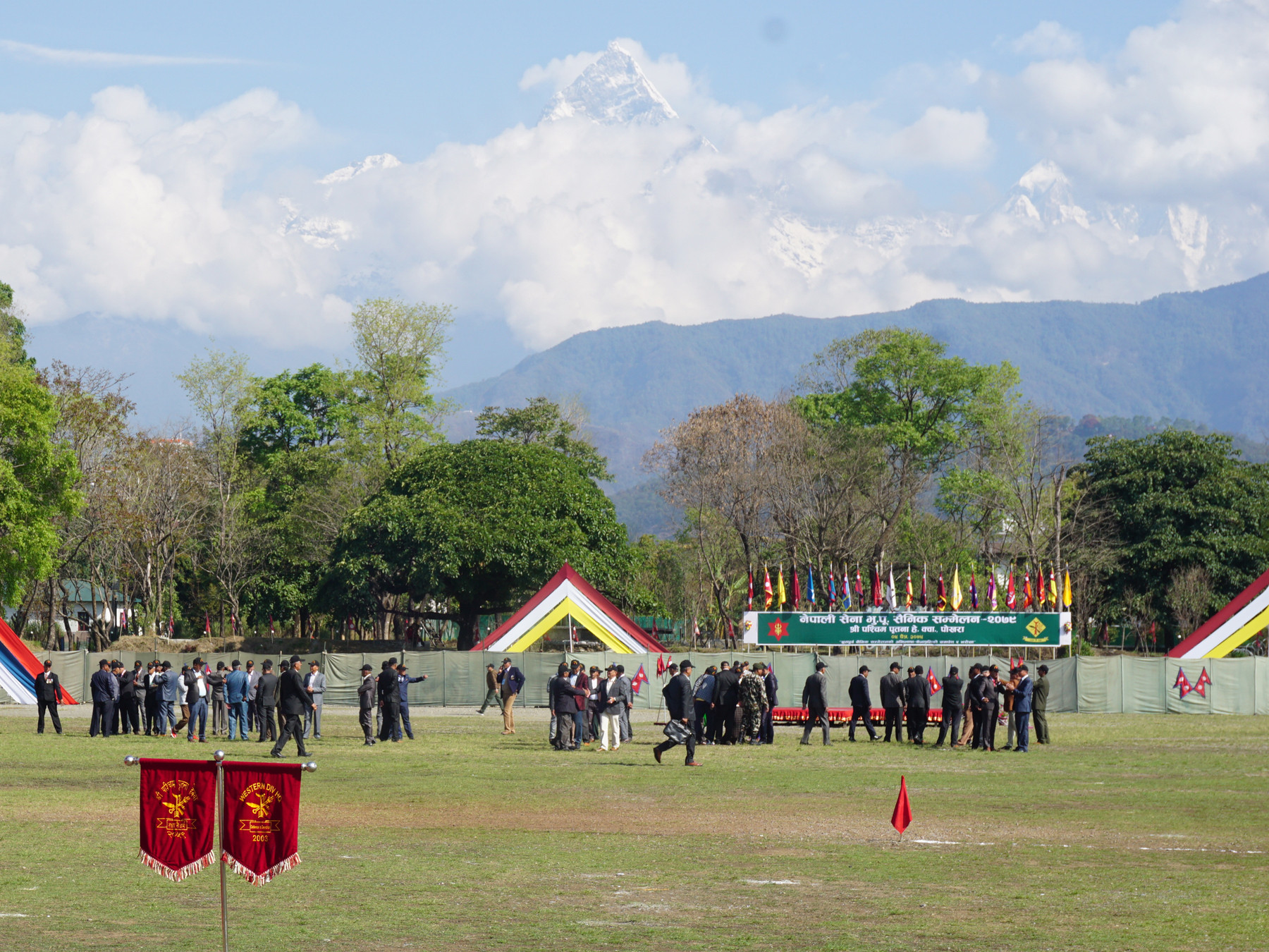 बादलको घुम्टोभित्र माछापुच्छ्र्रे...