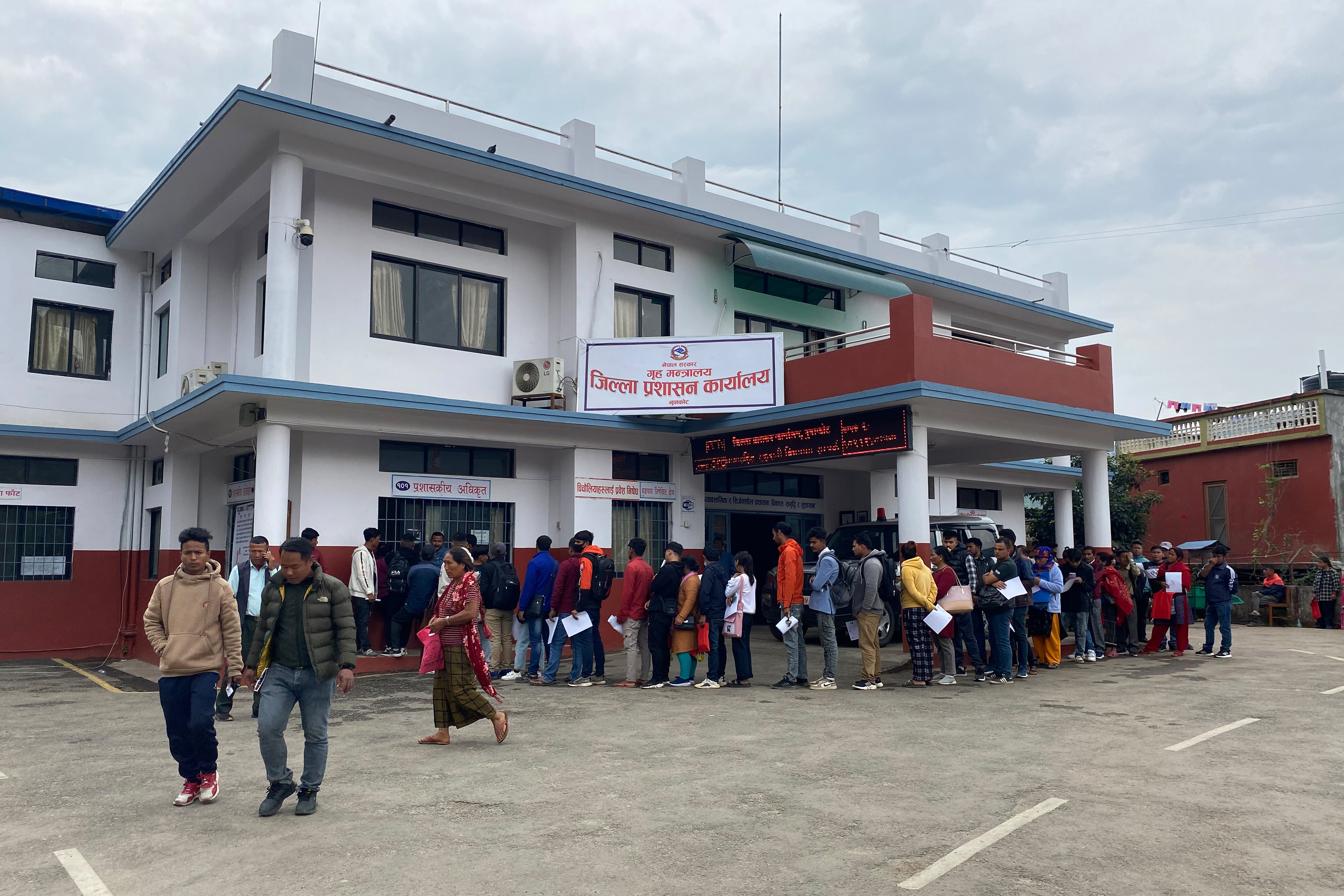 राष्ट्रिय परिचयपत्र बनाउन लामबद्ध सेवाग्राही