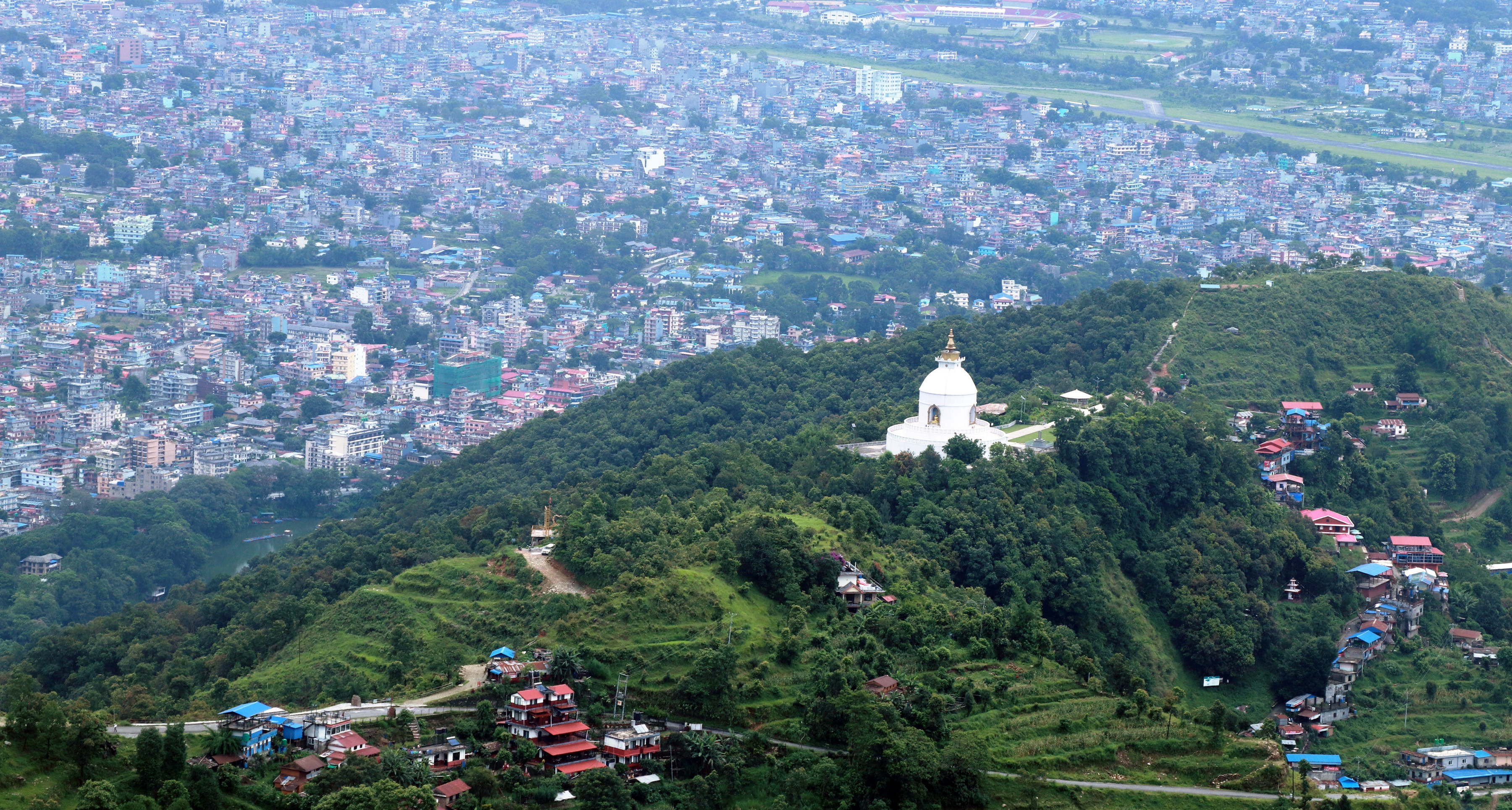 शान्ति स्तुपा र पोखरा बजार