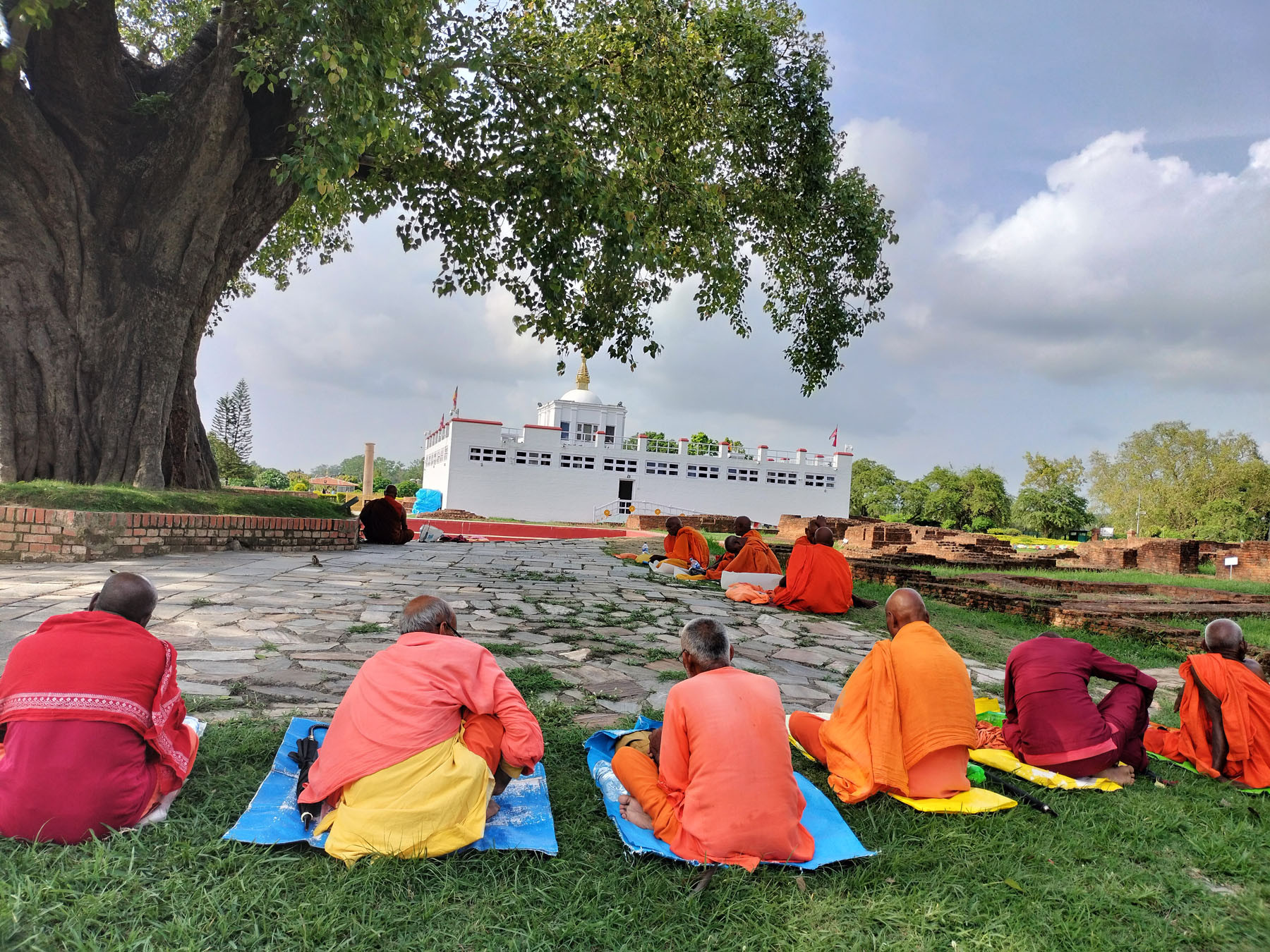 ध्यान गर्दै भिक्षु