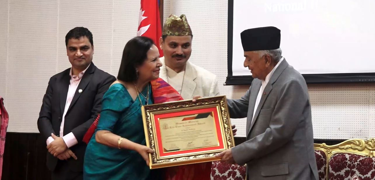 राष्ट्रपतिबाट वरिष्ठ महिला चिकित्सकलाई सम्मान