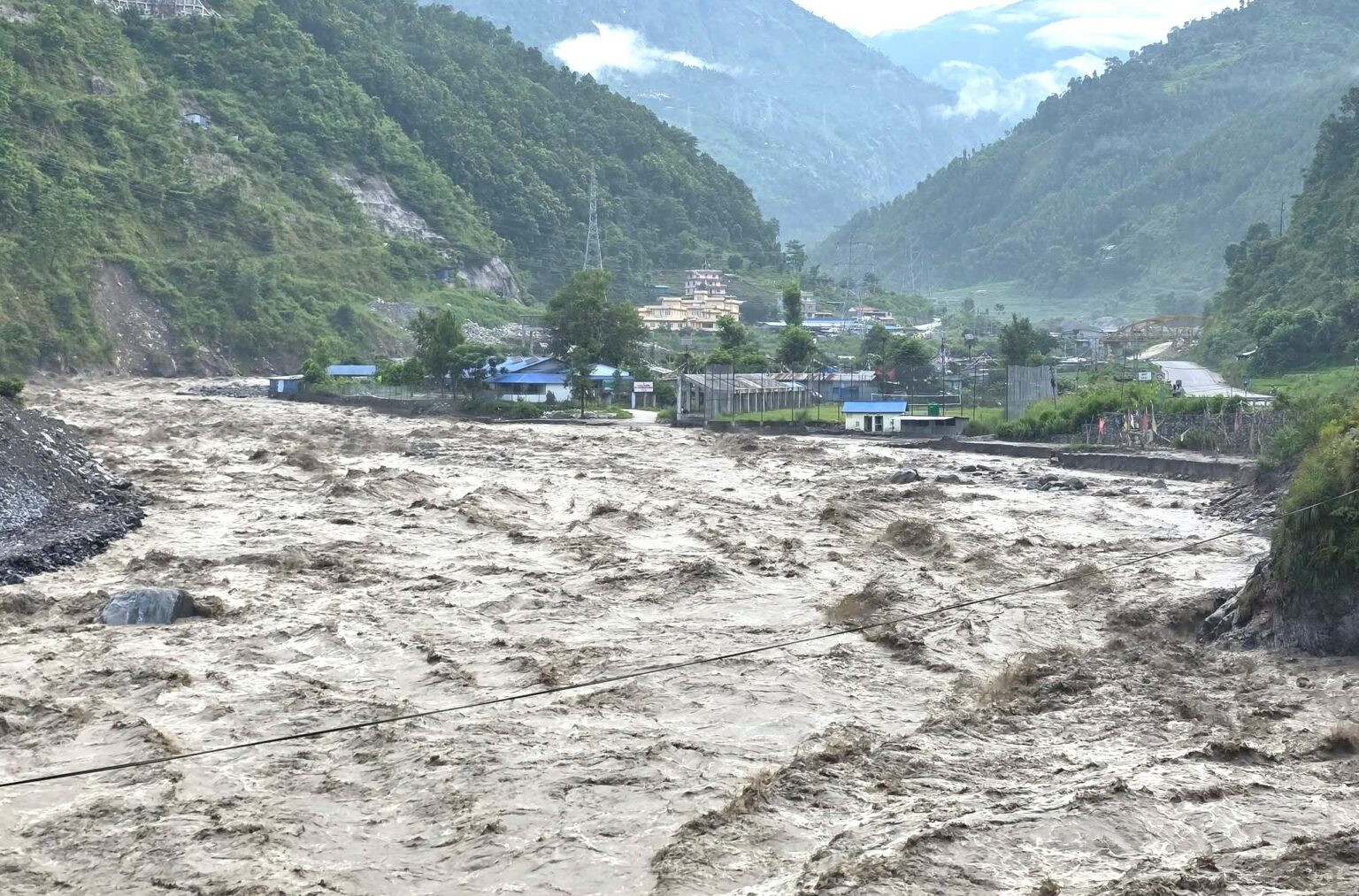 फेरी आयो ल्हेन्दे खोलामा भिषण बाढी, तीन जिल्लामा उच्च सर्तकता