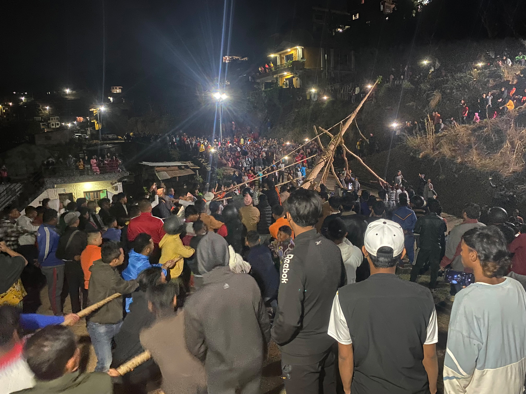 बुढी देवताको स्थानमा लिङ्गो उठाउँदै