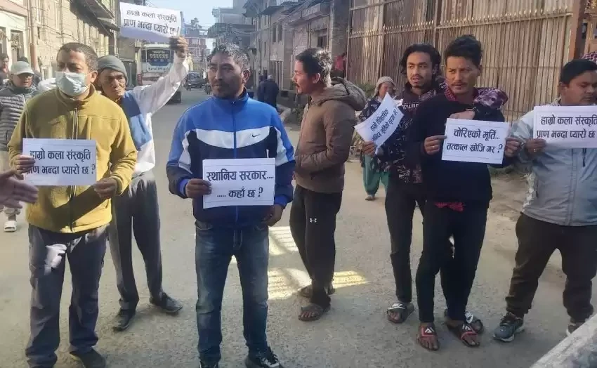 चोरी भएका मूर्ति खोजीका लागि दबाब दिँदै चापागाँउमा सडक बन्द