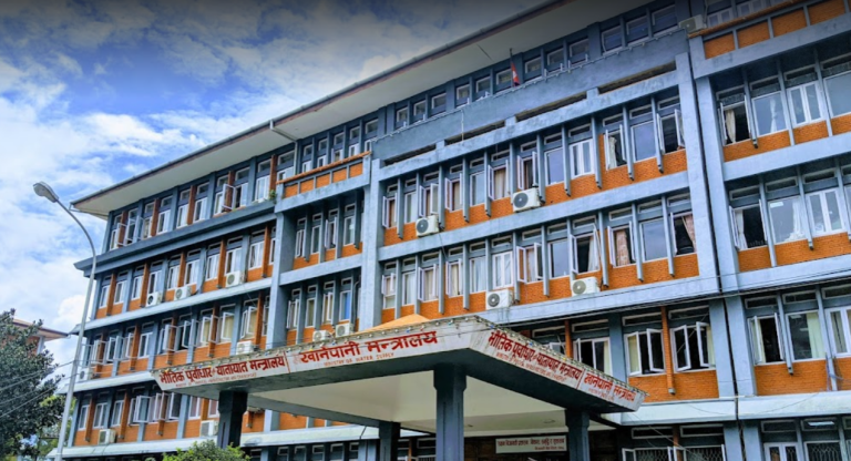 निर्माण व्यवसायीलाई चैतभित्र इजाजतपत्र नवीकरण गर्न अनुरोध