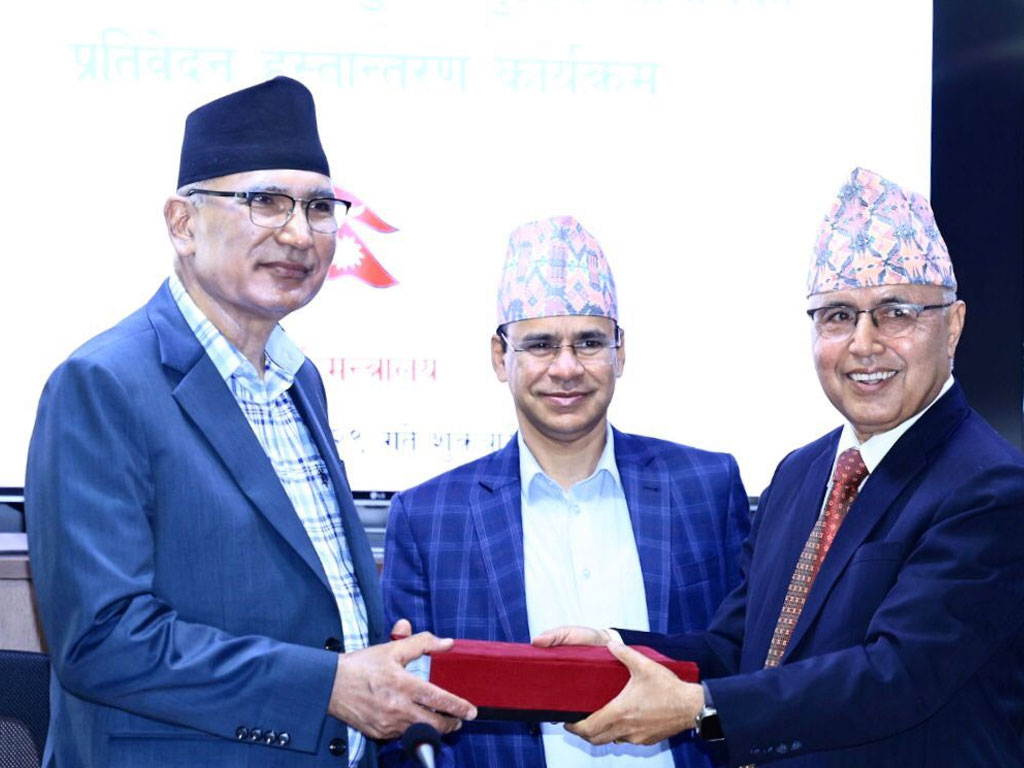 उच्चस्तरीय आर्थिक सुधार सुझाव आयोगको प्रतिवेदन हस्तान्तरण