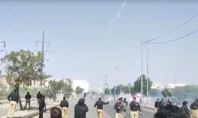 इरानका विषयमा पाकिस्तानको कराँचीस्थित अमेरिकी वाणिज्य दूतावास अगाडि दंगा, ६ जनाको मृत्यु