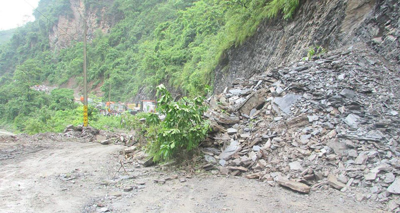 हेटौंडादेखी काठमाडौं जाने छोटो दूरीका सबै सडक अवरूद्ध