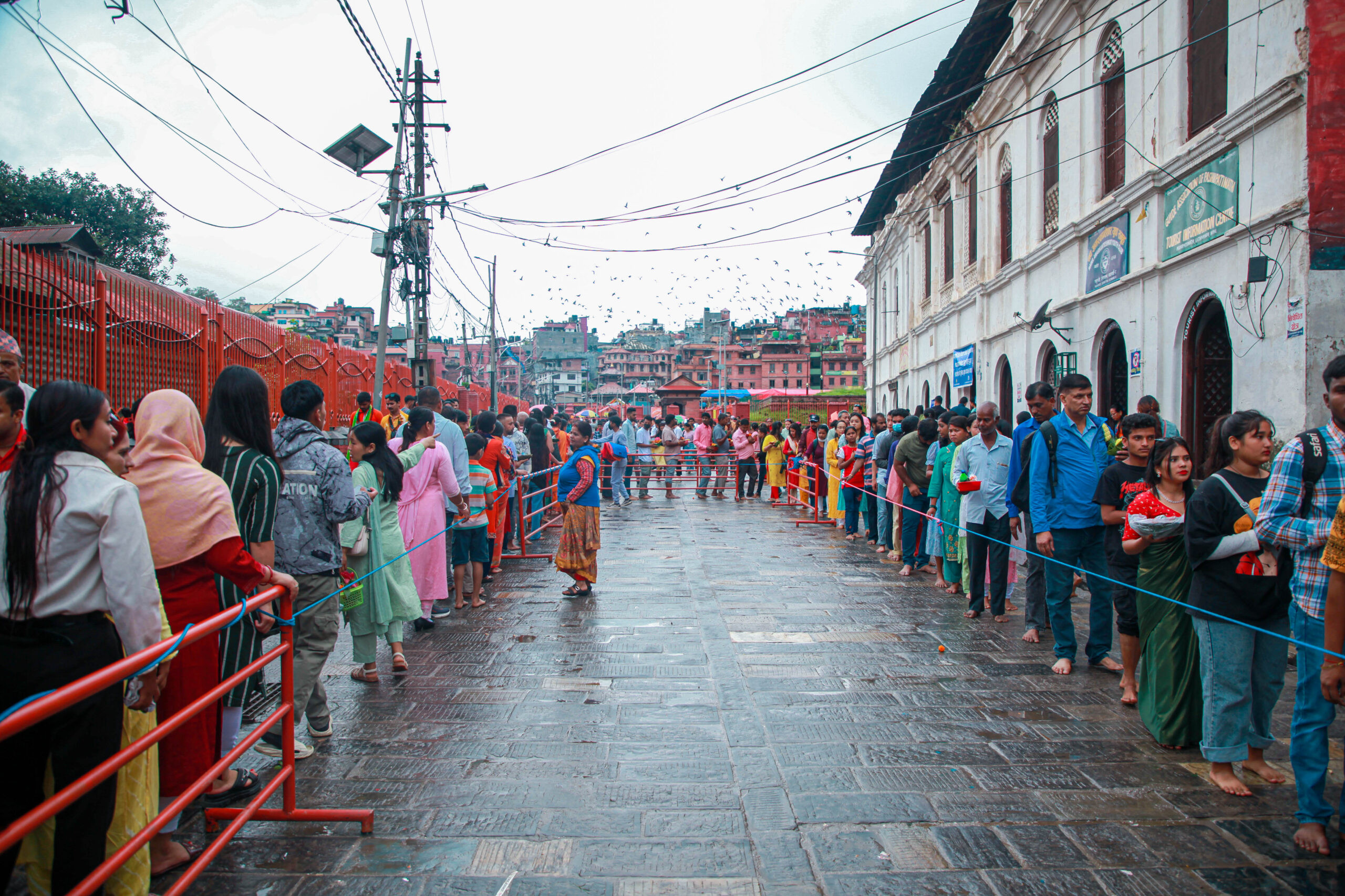 साउनको पहिलो सोमवार आज बिहानैदेखि पशुपतिनाथ लगायत देशभरका शिवालयमा भक्तजनको घुइँचो
