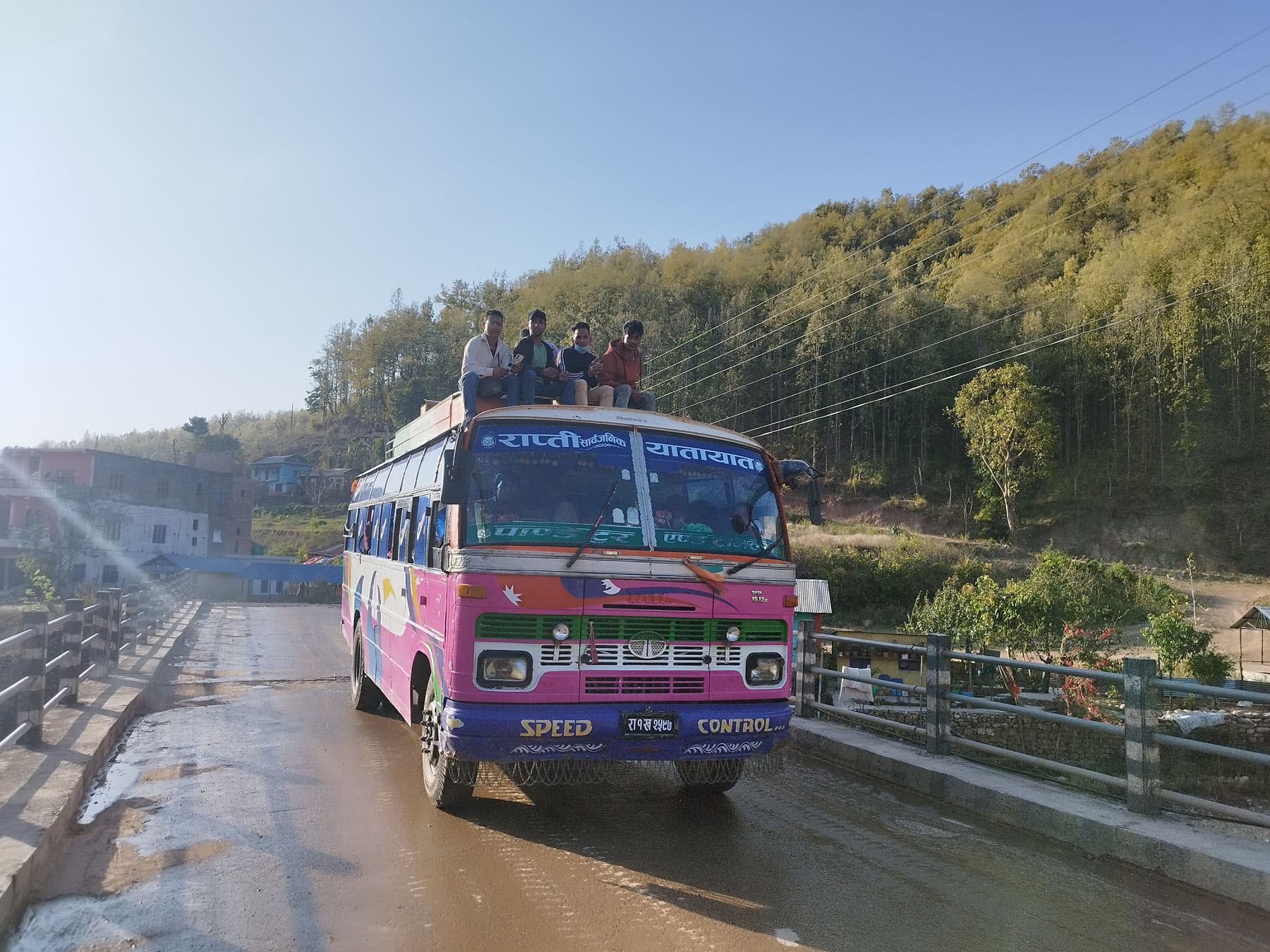 जोखिमपूर्ण यात्रा गर्दै नागरिक