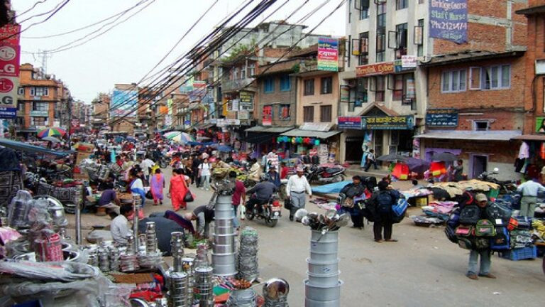 भारतीय बजार रुपैडिहामा नेपाली उपभोक्ताको लर्को