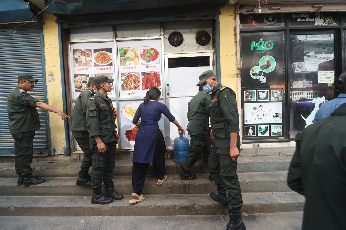 सामुदायिक विद्यालयले वहालमा लगाएका १७५ वटा सटरमा कामपाको ताला