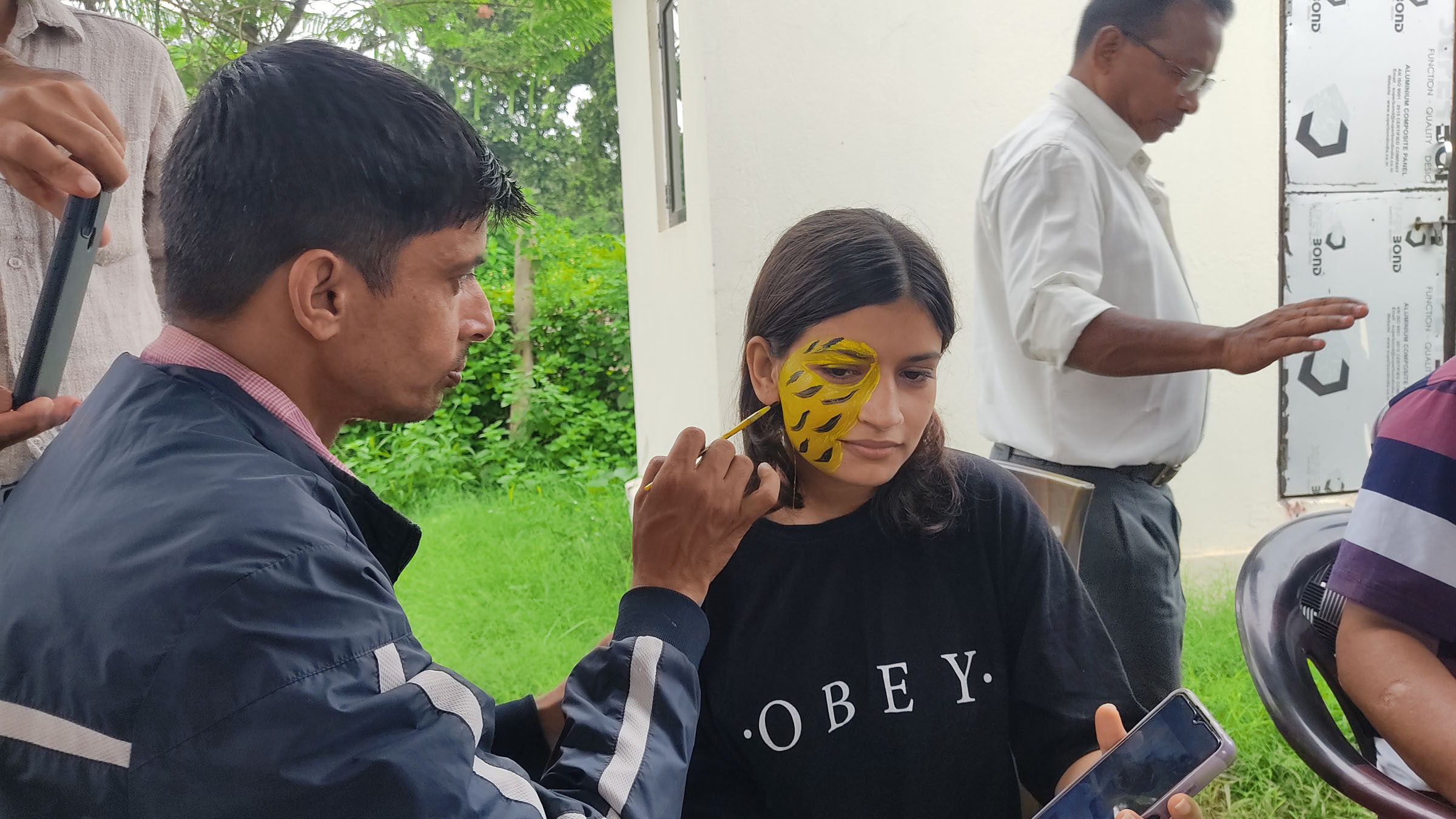 बाघ दिवसमा युवतीको अनुहारमा बाघकाे आकृति बनाउँदै चित्रकार
