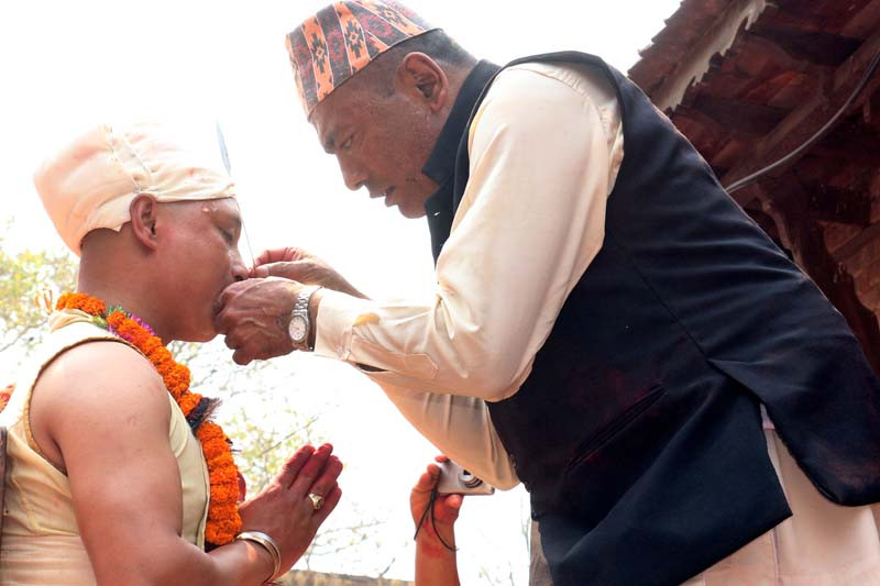 २७ वर्षीय सुजनले जिब्रो छेडाएर जात्रालाई निरन्तरता दिने