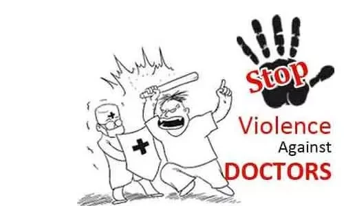 उपचार गरिरहेका बेला डाक्टर कुटिएपछि हेटौंडाका ७८ चिकित्सकले दिए राजीनामा, सबै सेवा ठप्प पार्ने चेतावनी