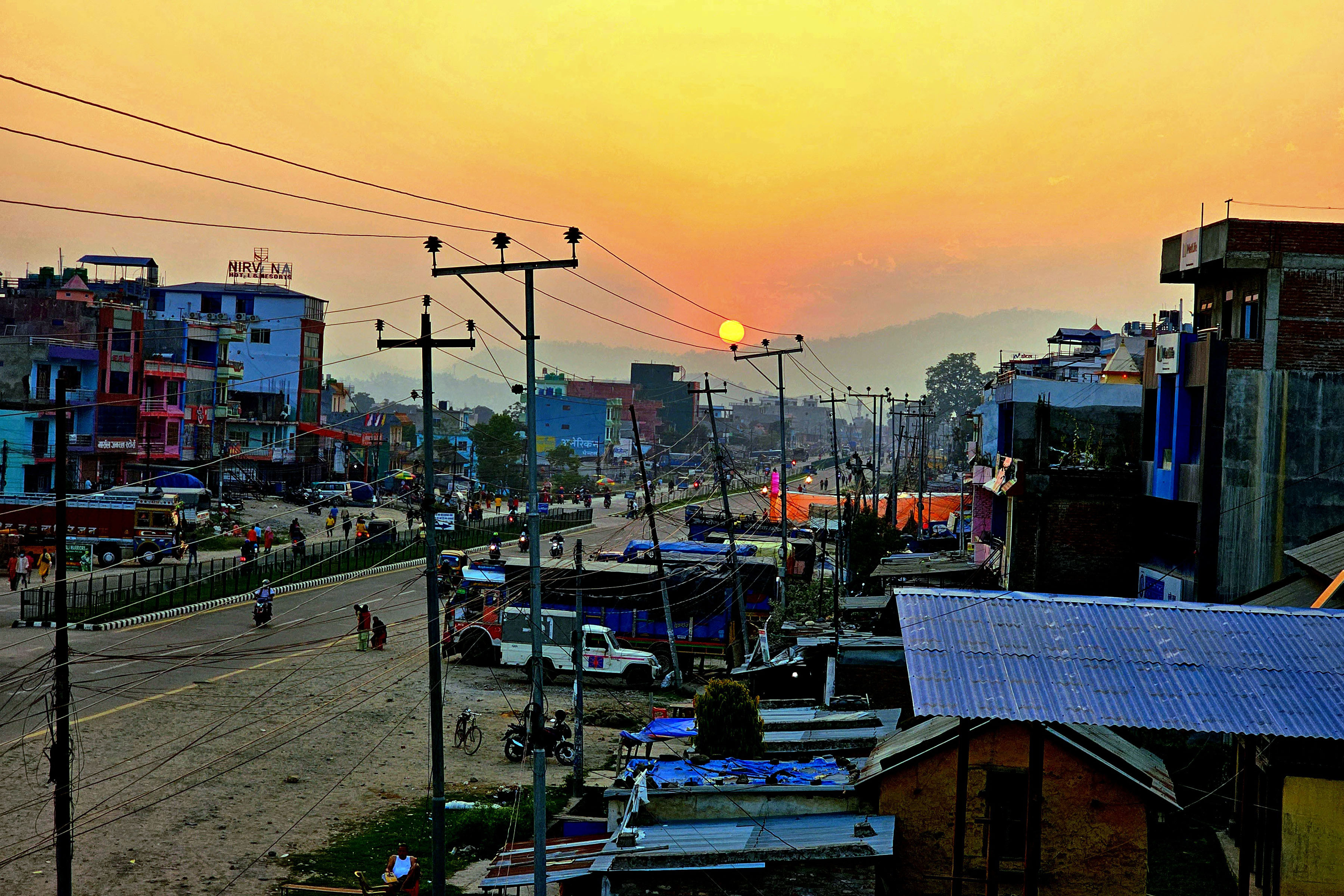 कर्णाली प्रदेशको राजधानी सुर्खेतको वीरेन्द्रनगरबाट देखिएको अस्ताउँदै गरेको सूर्य