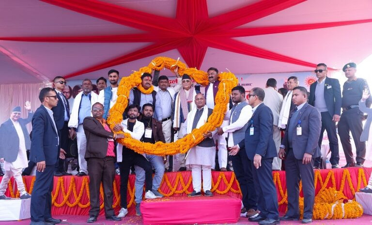 पर्सामा प्रधानमन्त्री अ‍ोलीलाई पहिर्‍याईयो १८० किलोको माला