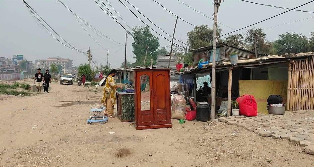 बिहान ७ बजेदेखि बस्ती हटाइँदै: थापाथलीमा सुरक्षा कडाइ