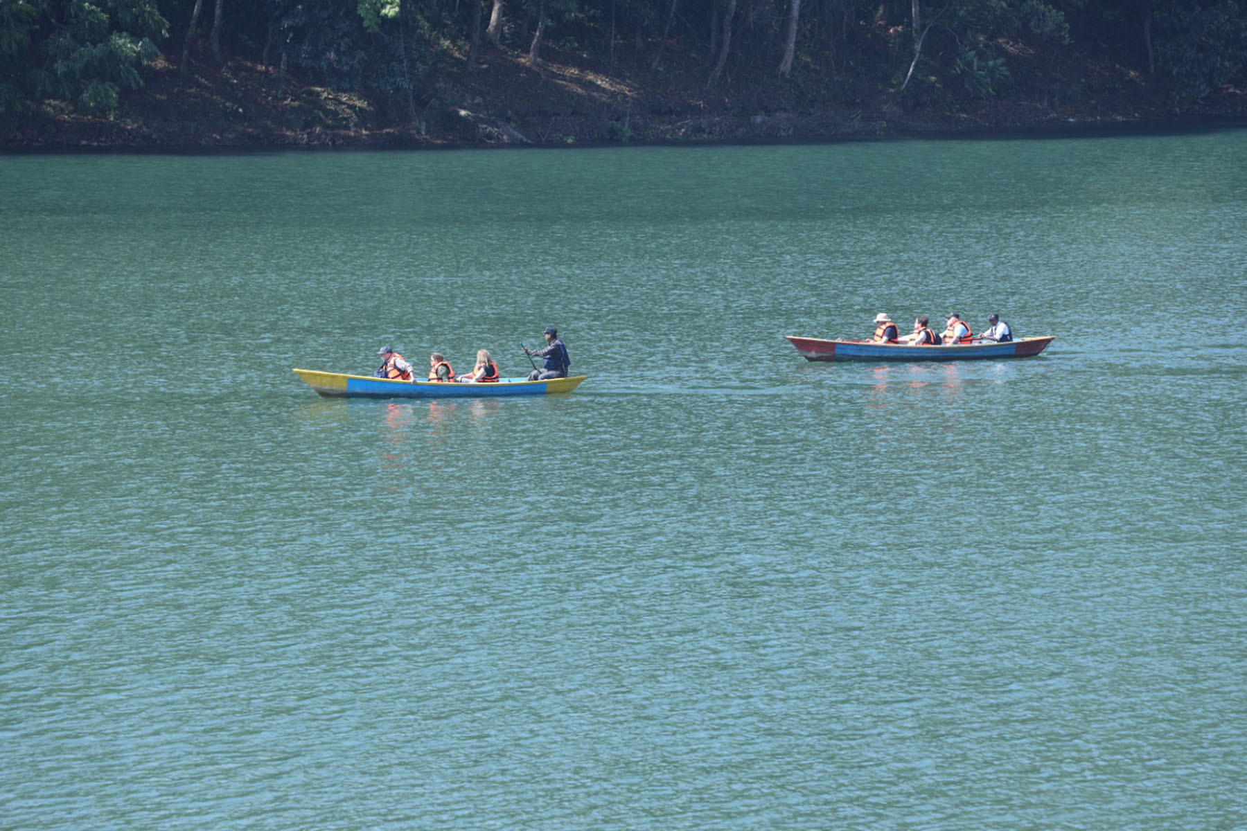 डुङ्गा सयर गर्दै विदेशी पर्यटक