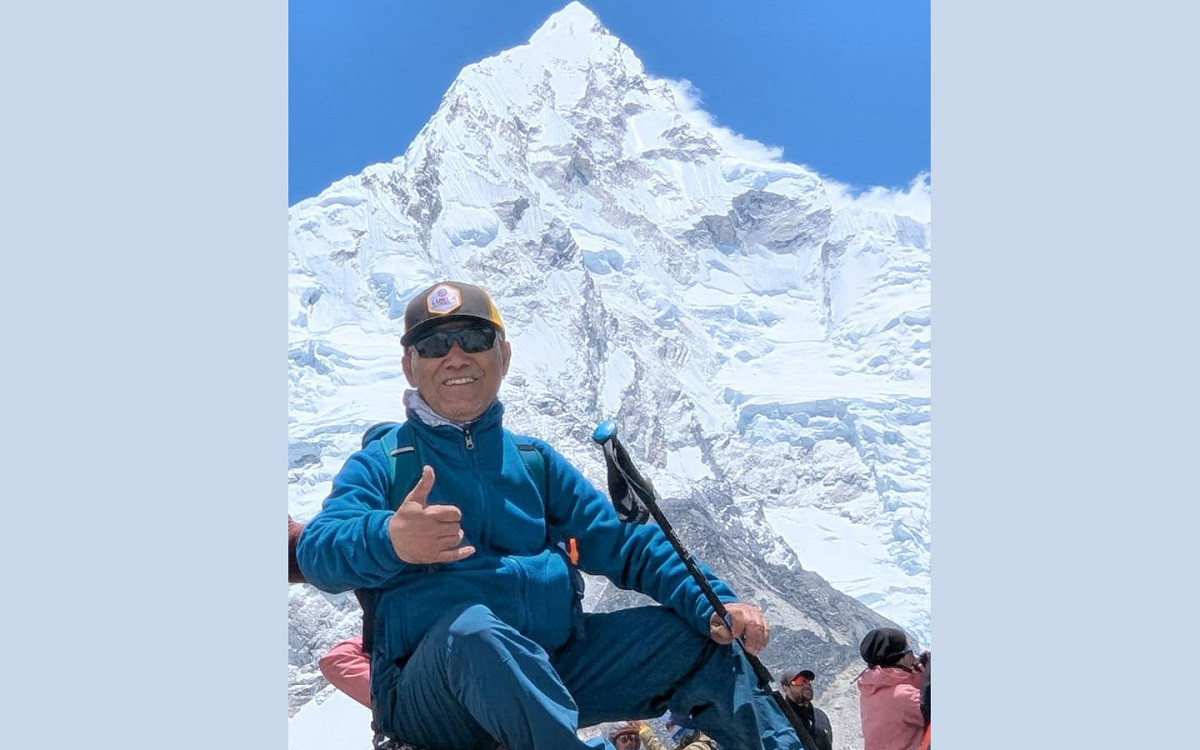 कांग्रेस महामन्त्री विश्वप्रकाश शर्मा सगरमाथा आरोहण गर्दै