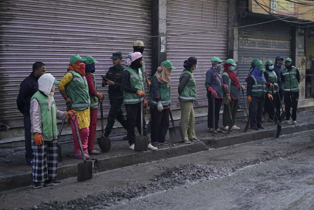 मेलम्चीको पाइप फुटेर थापाथली क्षेत्र अस्तव्यस्त, बाटो सफा गरिँदै